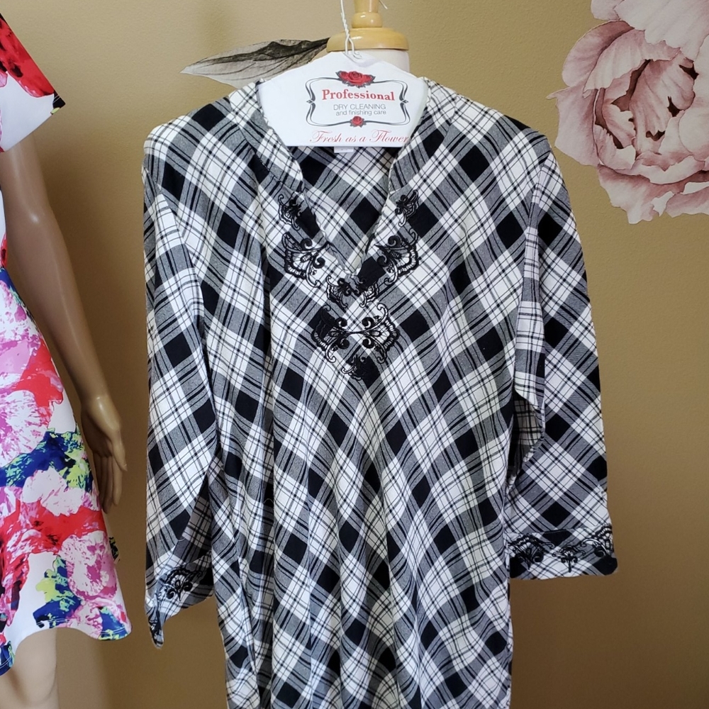 Oscar de la Renta Nightgown - Picture 2 of 8
